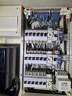 Elektroverteiler mit Leitungsschutzschaltern und Verdrahtung