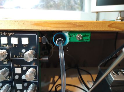 Nahaufnahme eines elektronischen Geräts mit Schalter und Schlauch