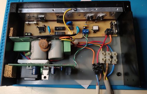 Geöffnetes Gehäuse mit Elektronikkomponenten und Verdrahtung