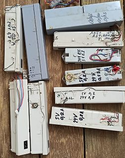 Geöffnete Gehäuse von Netzteilen mit Beschriftungen