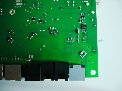 Nahaufnahme einer grünen Leiterplatte mit elektronischen Bauteilen