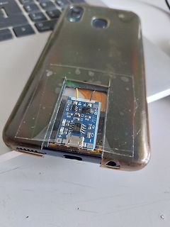 Geöffnetes Smartphone mit freigelegter Platine
