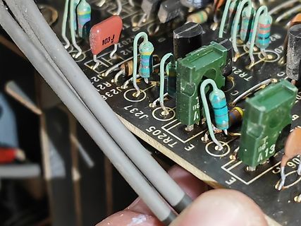 Nahaufnahme einer bestückten Leiterplatte mit elektronischen Bauteilen
