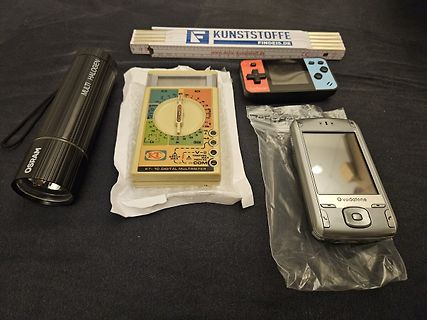 Werkzeuge und Elektronikgeräte auf dunklem Untergrund