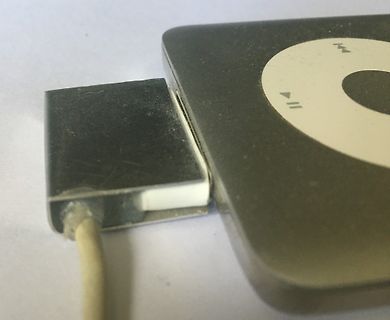 iPod mit angeschlossenem USB-Kabel
