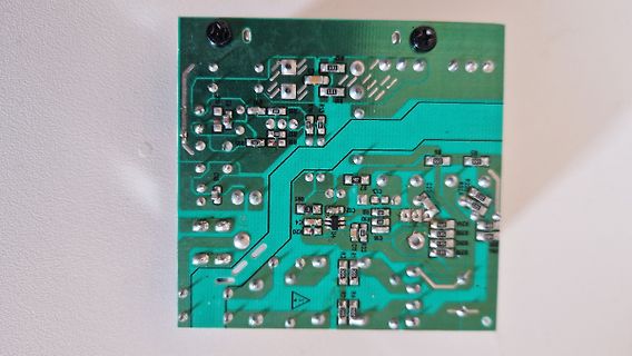 Foto einer grünen Leiterplatte mit SMD-Bauteilen