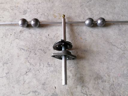 Zerlegtes Kugellager auf einer Metallwelle