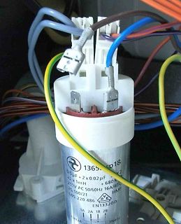 Elektrisches Bauteil mit Kabelanschlüssen