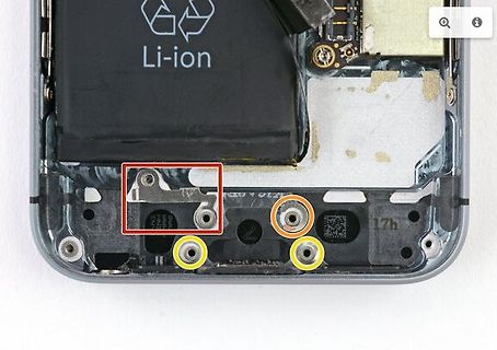 Innenansicht eines geöffneten Smartphones mit Akku
