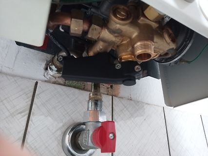 Sanitärinstallation mit Messarmatur und Absperrhahn