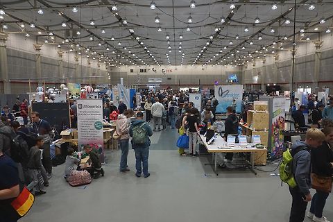 Menschenmenge auf einer Messehalle