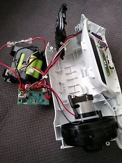 Zerlegtes Akku-Staubsauger-Gehäuse mit Platine und Motor
