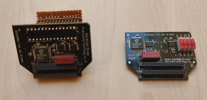 Zwei Microchip Technology Leiterplatten mit Steckverbindern