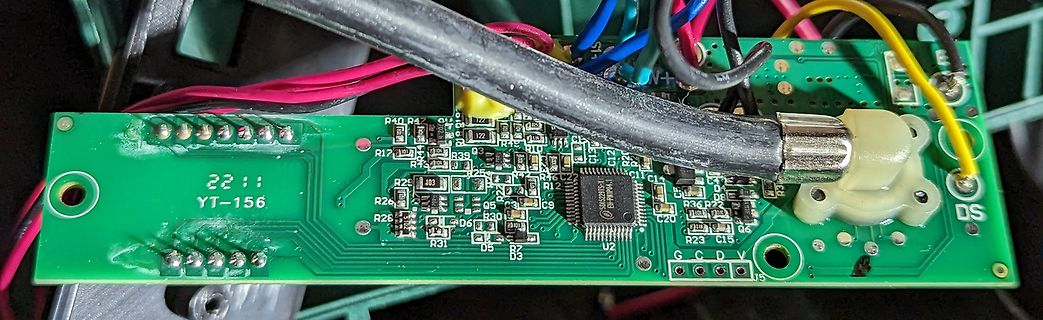 Grüne Leiterplatte mit elektronischen Bauteilen und Kabeln