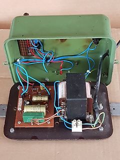 Offenes Gehäuse eines Netzteils mit Transformator und Platine