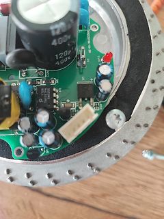 Nahaufnahme einer bestückten Leiterplatte mit Elektrolytkondensatoren