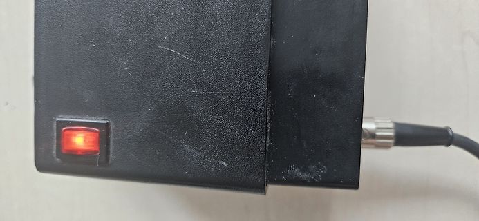 Schwarzes Gehäuse mit roter LED und Anschlusskabel