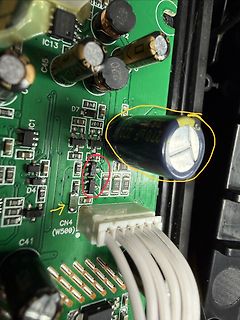 Nahaufnahme einer Leiterplatte mit Elektrolytkondensatoren und Bauteilen