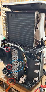 Innenansicht eines zerlegten Kühlgeräts mit Wärmetauscher und Elektronik