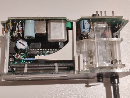 Innenansicht eines elektronischen Geräts mit Leiterplatte