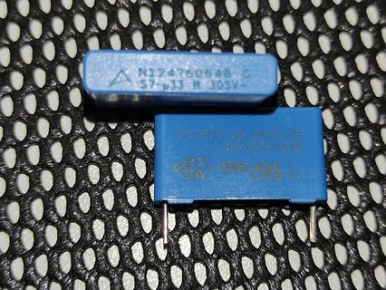 Zwei blaue MKP/SH X2 Kondensatoren