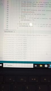 Foto eines Bildschirms mit Programmcode und Serieller Monitor