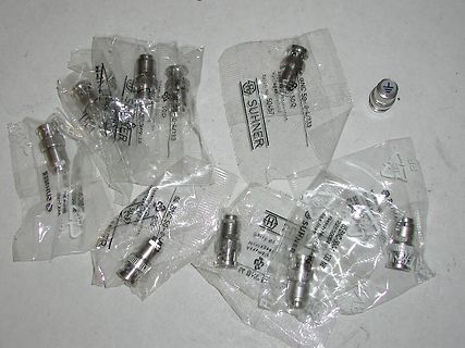 Suhner BNC-Stecker in Plastikverpackungen