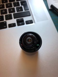 Kameraobjektiv auf Laptop-Tastatur