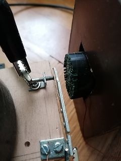 Elektrischer Aufbau mit Krokodilklemme und Metallschienen