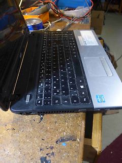 Laptop auf Werkstatttisch