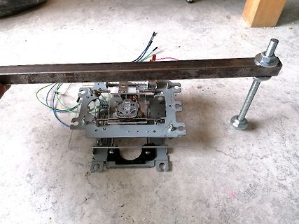 Mechanischer Aufbau mit Platine und Metallstrebe