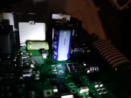 Nahaufnahme einer Leiterplatte mit Elektrolytkondensator