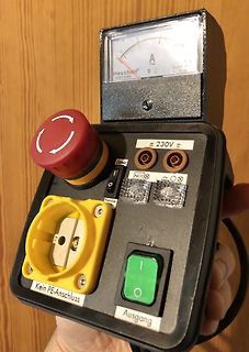 Handgefertigtes Prüfgerät mit Amperemeter und Steckverbindungen