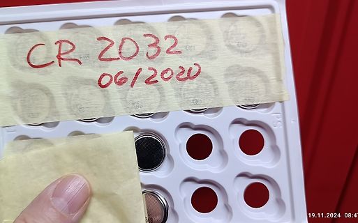Knopfzellen in einer Halterung mit Beschriftung