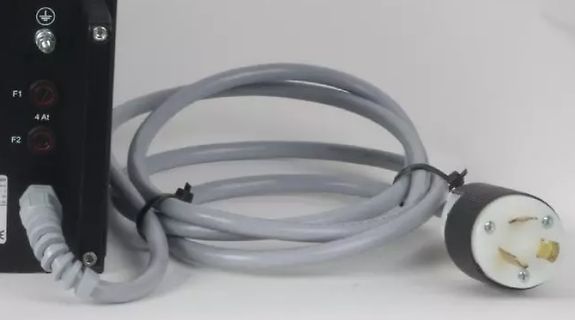 Netzteil mit Netzkabel und Stecker