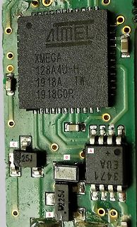 Nahaufnahme einer Leiterplatte mit Atmel XMEGA Mikrocontroller