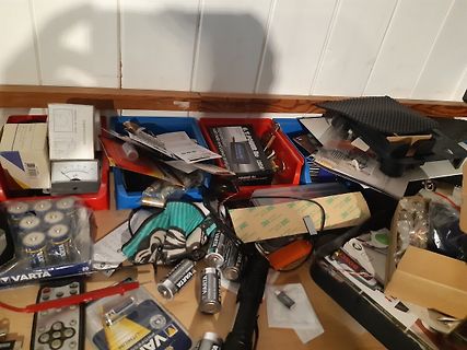 Unordnung mit Batterien und Elektronikkomponenten