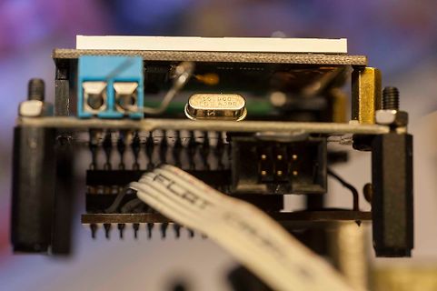 Nahaufnahme elektronischer Bauteile und Flachbandkabel