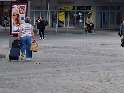 Personen auf einem öffentlichen Platz
