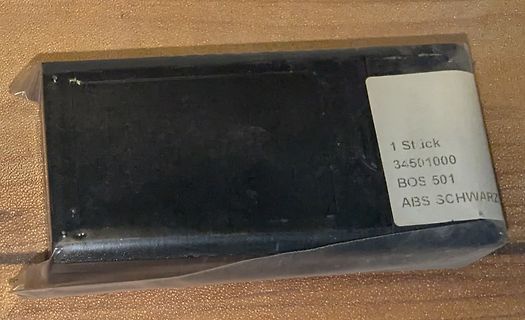 Schwarzer Kunststoffblock in Plastikverpackung