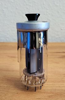 Elektronenröhre auf Holztisch