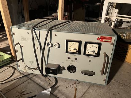 Altes Labornetzteil mit Analoganzeigen