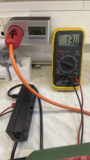 Multimeter und Netzteil mit Messaufbau