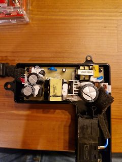 Geöffnete Elektronikkomponente mit Leiterplatte und Bauteilen