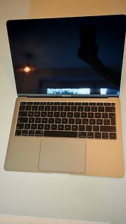 Aufgeklappter MacBook Air Laptop