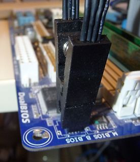 Nahaufnahme eines Mainboards mit DualBIOS Beschriftung