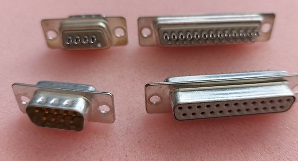 Vier D-Sub Stecker Buchsen