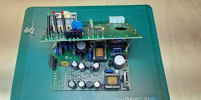 Zwei übereinanderliegende Leiterplatten mit elektronischen Bauteilen