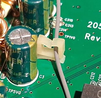 Nahaufnahme einer Leiterplatte mit Elektrolytkondensatoren