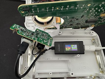 Zerlegtes elektronisches Gerät mit Display und Leiterplatten
